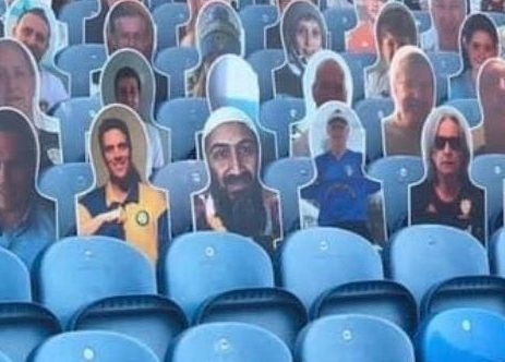 Trova l’intruso: sugli spalti del Leeds spunta il cartonato di Osama Bin Laden Trova l’intruso: sugli spalti del Leeds spunta il cartonato di Osama Bin Laden