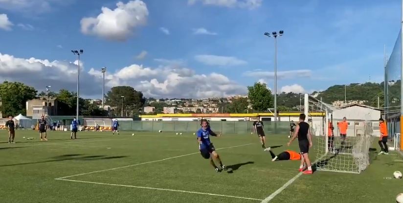 Pippo Inzaghi segna in allenamento ed esulta come un bambino (VIDEO) Pippo Inzaghi segna in allenamento ed esulta come un bambino (VIDEO)
