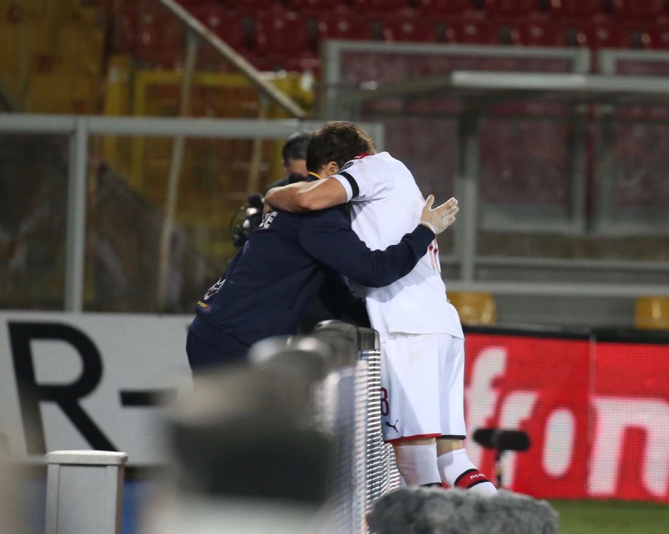Rebic segna e corre ad abbracciare il raccattapalle del Lecce per consolarlo Rebic segna e corre ad abbracciare il raccattapalle del Lecce per consolarlo
