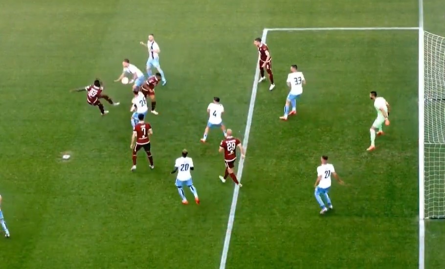 Torino-Lazio, Massa punisce Immobile che non s’è amputato il braccio: rigore e 1-0 (VIDEO)