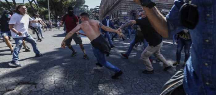 Manifestazione ultras a Roma: bombe carta e bottiglie contro forze dell’ordine, operatori e cronisti