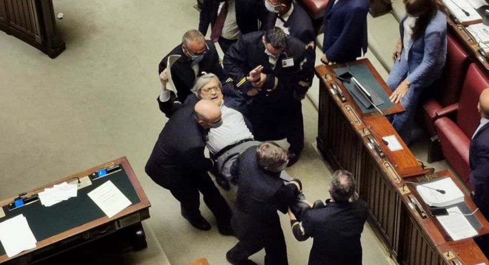 Sgarbi insulta la Carfagna (e non solo), lei lo fa portare di peso fuori dalla Camera Sgarbi insulta la Carfagna (e non solo), lei lo fa portare di peso fuori dalla Camera