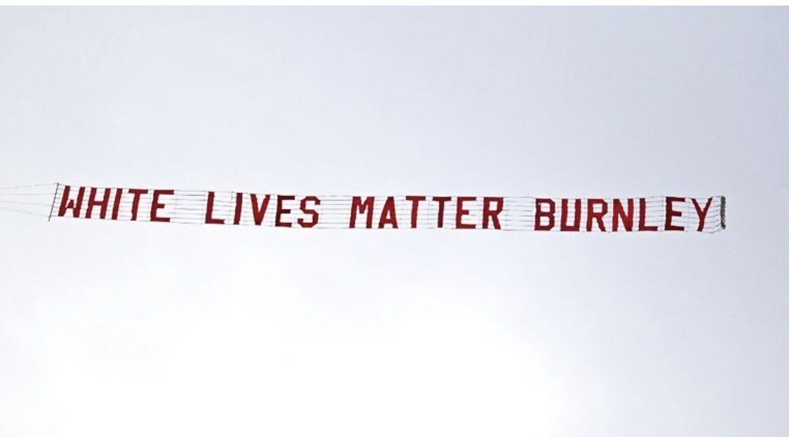 L’ideatore dello striscione aereo razzista di Burnley è stato licenziato: “Ma io ho tanti amici neri…” L’ideatore dello striscione aereo razzista di Burnley è stato licenziato: “Ma io ho tanti amici neri…”