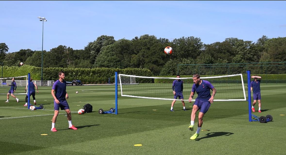 Il Tottenham annuncia la presenza in squadra di un positivo