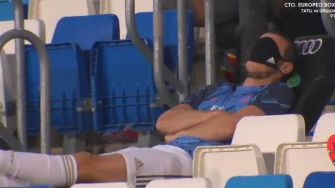 Bale si addormenta in panchina