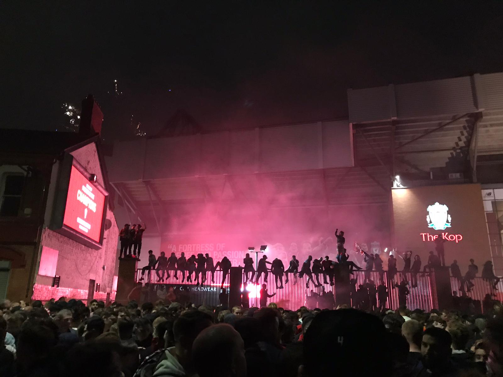 I tifosi del Liverpool hanno festeggiato ad Anfield nonostante le raccomandazioni (VIDEO)