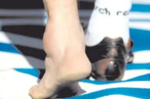 La foto della caviglia gonfia di Maradona a Italia 90. Che non era di Maradona, e non era a Italia 90
