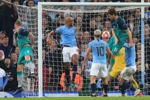 Llorente regola falli di mano