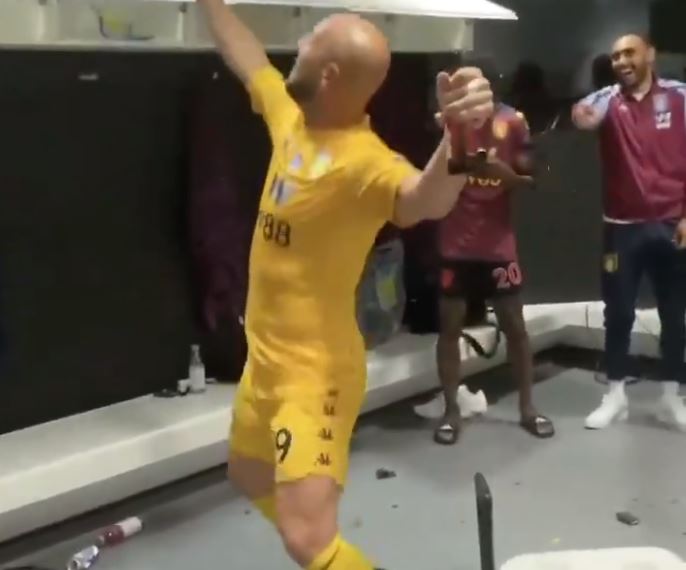 Pepe Reina festeggia la salvezza dell’Aston Villa ballando nello spogliatoio – VIDEO