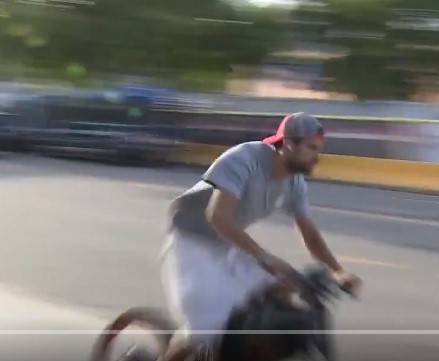 Altro che Ferrari, Piqué arriva in bici al Camp Nou sfrecciando \