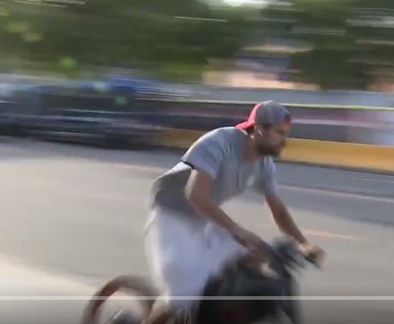 Altro che Ferrari, Piqué arriva in bici al Camp Nou sfrecciando “come un tamarro” (VIDEO)