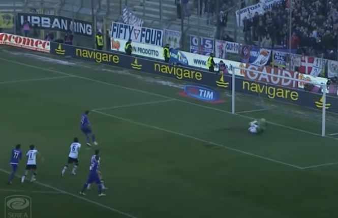 La Stampa: “mentre in campo si gioca a pallone, nelle due aree di rigore si gioca alla roulette russa” La Stampa: “mentre in campo si gioca a pallone, nelle due aree di rigore si gioca alla roulette russa”