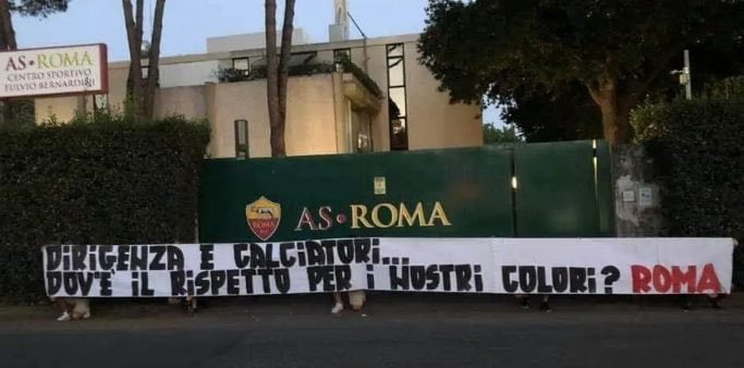 La Roma contestata dai tifosi: “Dirigenti assenti, squadra senza dignità, siete la vergogna di questa città” La Roma contestata dai tifosi: “Dirigenti assenti, squadra senza dignità, siete la vergogna di questa città”