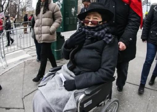 La triste fine di Yoko Ono, malata, sulla sedia a rotelle e assistita da una badante: «Ma è lucida»