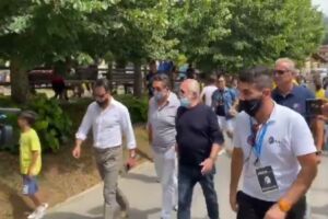 I tifosi del Napoli a De Laurentiis: “Presidente, portaci Messi!” – VIDEO item-thumbnail