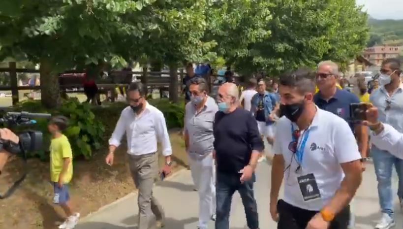 I tifosi del Napoli a De Laurentiis: “Presidente, portaci Messi!” – VIDEO I tifosi del Napoli a De Laurentiis: “Presidente, portaci Messi!” – VIDEO