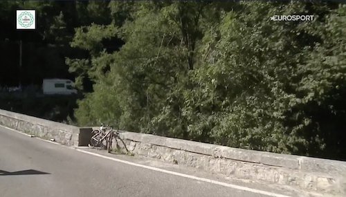 Evenepoel cade in un fosso da un muretto: terrore al giro di Lombardia (VIDEO) Evenepoel cade in un fosso da un muretto: terrore al giro di Lombardia (VIDEO)