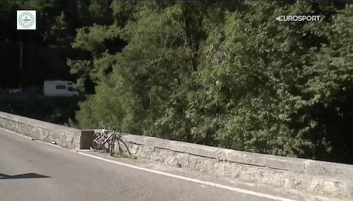 Evenepoel cade in un fosso da un muretto: terrore al giro di Lombardia (VIDEO)