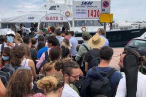 «Per imbarcarmi per le Eolie sono dovuto stare ammassato in fila per 25 minuti» item-thumbnail