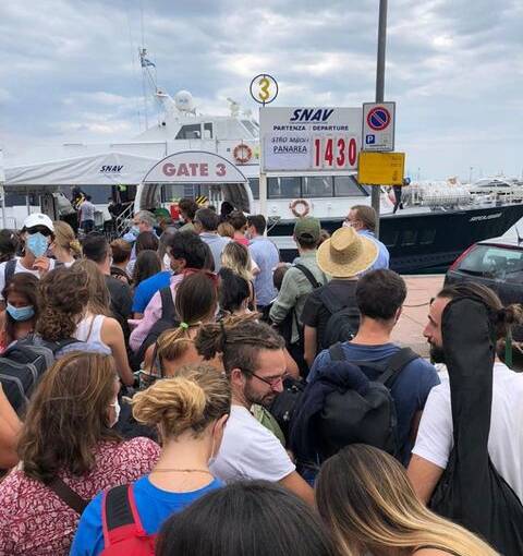 «Per imbarcarmi per le Eolie sono dovuto stare ammassato in fila per 25 minuti» «Per imbarcarmi per le Eolie sono dovuto stare ammassato in fila per 25 minuti»