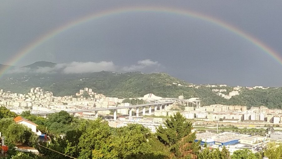 Un arcobaleno di speranza sopra il nuovo Ponte di Genova (inaugurato oggi) Un arcobaleno di speranza sopra il nuovo Ponte di Genova (inaugurato oggi)