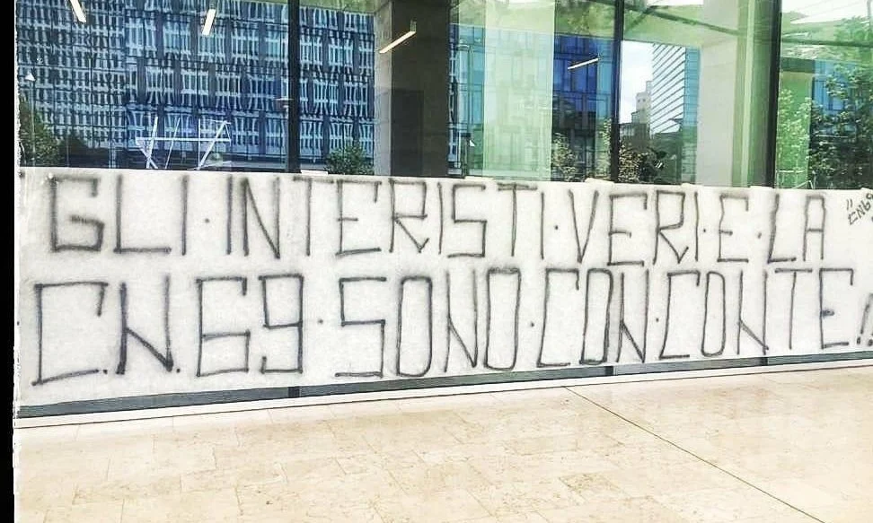 lo striscione degli ultras interisti