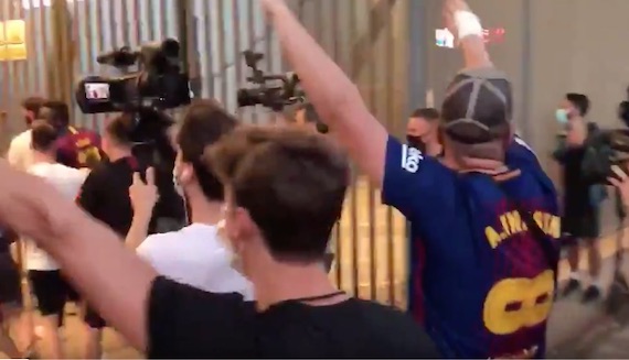 Messi, i tifosi del Barcellona forzano i cancelli del Camp Nou per protestare contro Bartomeu (VIDEO)