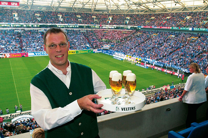 Tutti seduti e niente birra, il triste ritorno allo stadio dei tifosi tedeschi (virus permettendo)
