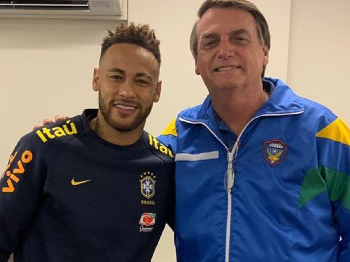 I brasiliani ce l’hanno con Neymar: “Fa la vittima del razzismo e poi è amico di Bolsonaro”