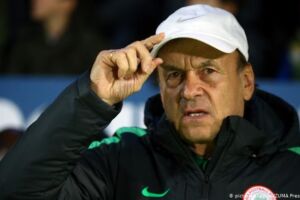 Il ct della Nigeria al Mattino: «Osimhen è un grande calciatore, potrebbe diventare come Drogba» item-thumbnail