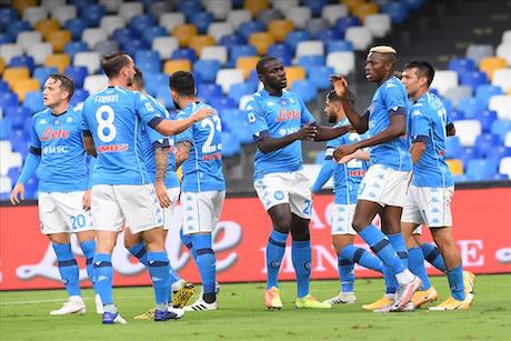 Per il Napoli tre serie di tamponi (oggi, giovedì e sabato). Solo se tutti negativi, partirà per Torino