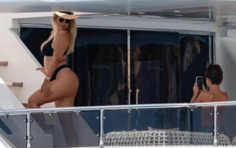 Wanda Nara si fa fotografare il sedere dal figlio: è bagarre tra Codacons e Il Fatto Quotidiano