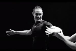 Cavani testimonial di danza per attrarre i ragazzi: «Non esiste solo il calcio» (VIDEO) item-thumbnail