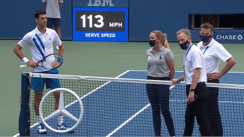 Djokovic squalificato agli Us Open: ha colpito (involontariamente) una giudice con una palla alla gola (VIDEO)