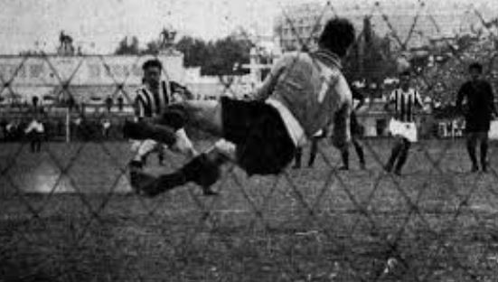 Moro, detto Bepi, il portiere che finì emarginato per il suo carattere e le accuse (ingiuste) di combine Moro, detto Bepi, il portiere che finì emarginato per il suo carattere e le accuse (ingiuste) di combine