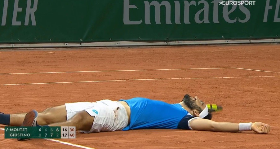 Il napoletano Giustino nella storia del tennis: vince al Roland Garros in 6 ore e 5 minuti Il napoletano Giustino nella storia del tennis: vince al Roland Garros in 6 ore e 5 minuti