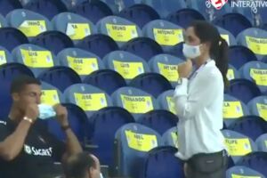 Allo stadio senza mascherina, Ronaldo rimproverato da un’hostess – VIDEO item-thumbnail