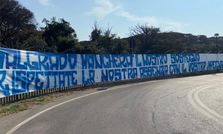 lo striscione della curva a