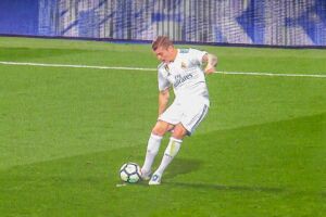 Zidane: “Quando mi ritirerò, dirò che ho allenato Toni Kroos. È straordinario. Ammiro la sua mente” item-thumbnail