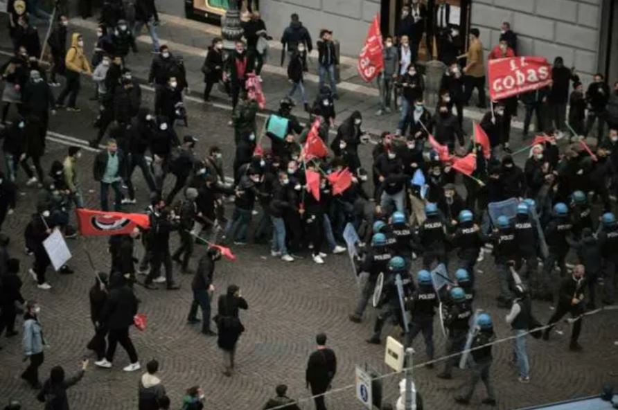 Napoli, nuovi scontri in piazza dei Martiri. Bombe carta e bottiglie contro la polizia