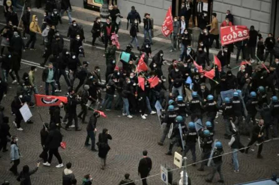 Napoli, nuovi scontri in piazza dei Martiri. Bombe carta e bottiglie contro la polizia Napoli, nuovi scontri in piazza dei Martiri. Bombe carta e bottiglie contro la polizia