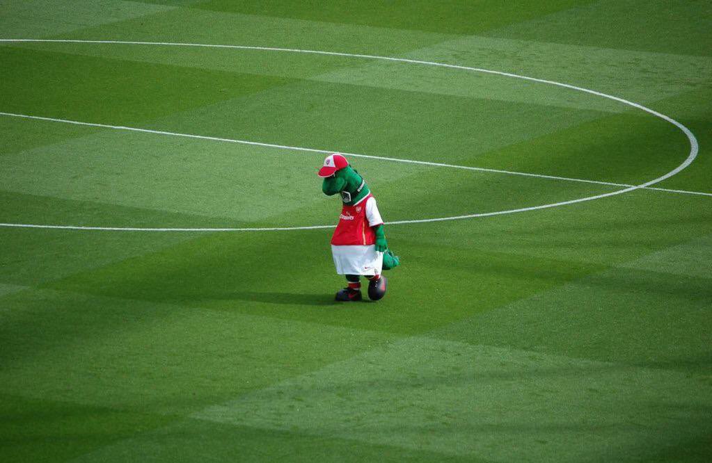 Gunnersaurus, la mascotte dell’Arsenal, oggi è tornato allo stadio