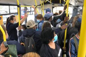 Pericolo contagi sui mezzi pubblici, passeggeri stipati. Bassolino sul 140: «Non si può viaggiare così» item-thumbnail
