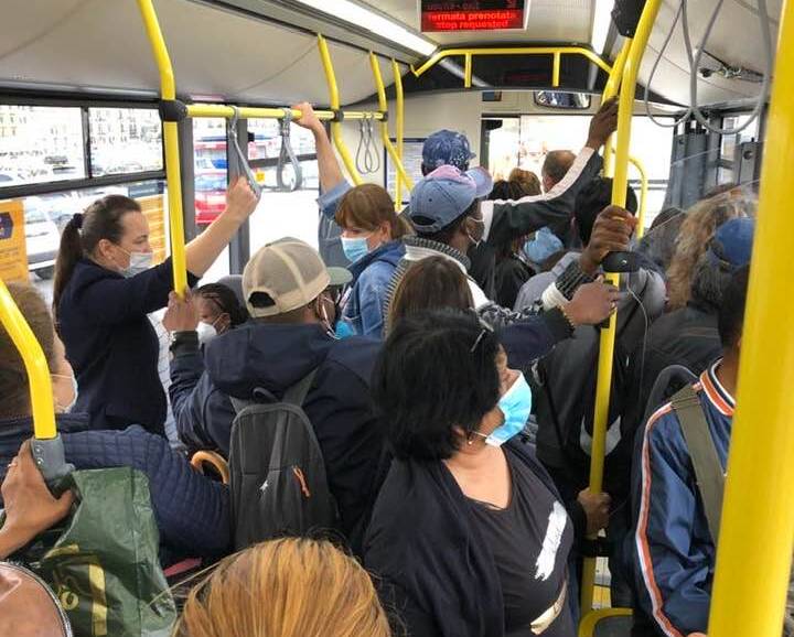 Pericolo contagi sui mezzi pubblici, passeggeri stipati. Bassolino sul 140: «Non si può viaggiare così» Pericolo contagi sui mezzi pubblici, passeggeri stipati. Bassolino sul 140: «Non si può viaggiare così»