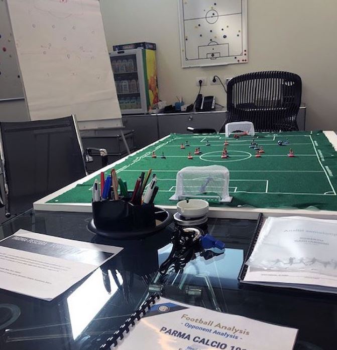 Appunti, lavagne e un Subbuteo. Antonio Conte svela su Instagram il suo ufficio Appunti, lavagne e un Subbuteo. Antonio Conte svela su Instagram il suo ufficio