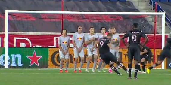 Il Pipita perde il pelo ma non il vizio: gol incredibile nella notte contro il Philadelphia – VIDEO