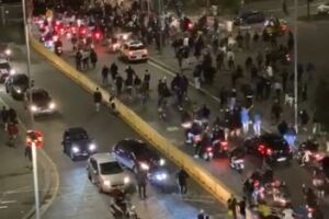 Napoli, notte di guerriglia contro il lockdown di De Luca. Scontri tra manifestanti e polizia item-thumbnail