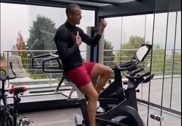 La risposta di Ronaldo a Spadafora: balla e canta mentre fa cyclette, altro che esempio