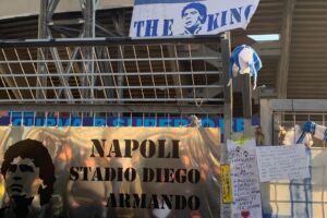 Per i tifosi il San Paolo è già intitolato a Maradona (VIDEO) item-thumbnail