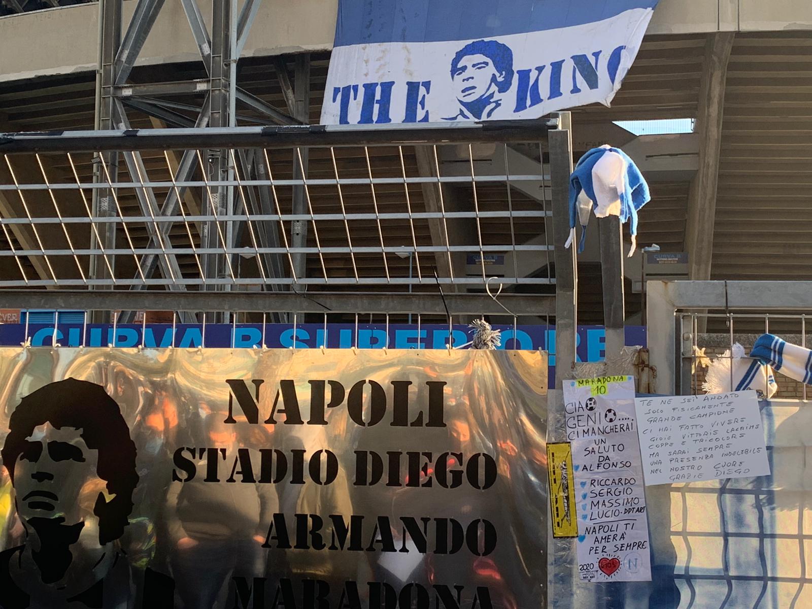 Per i tifosi il San Paolo è già intitolato a Maradona (VIDEO)